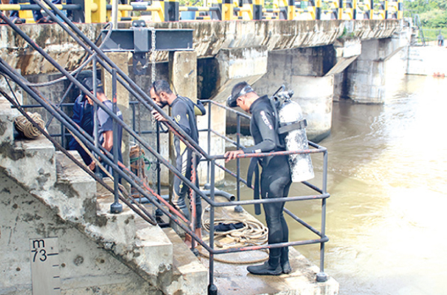 Navy Divers Fix Defunct Sluice Gates Of Peraru Reservoir Dailynews