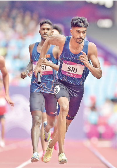 Action from the 400m men's relay event. Photos by Thusitha Wijedoru [NOC]