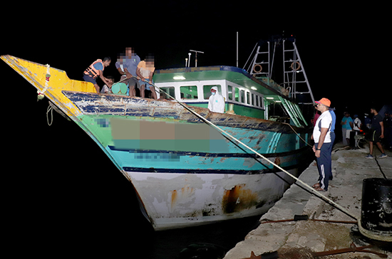 Navy seizes poaching trawler in Sri Lankan waters - DailyNews