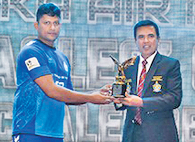 WACP Wijendra of Navy receiving Best Attacker award from Air Force Commander Air Marshal Udeni Rajapaksa 