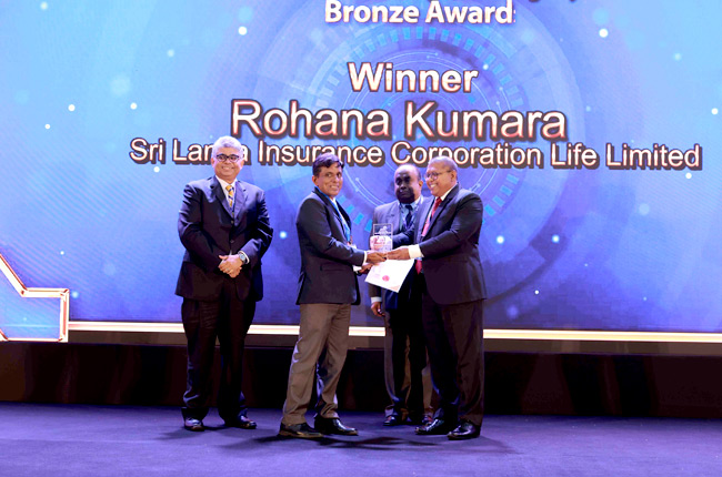 Rohana Kumara, Branch Manager – Gampaha, receiving his National level award