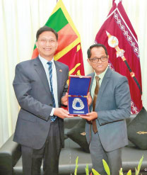 China’s Ambassador to Sri Lanka Qi Zhenhong with Speaker Dr. Jagath Wickramaratne at the Parliamentary premises on Wednesday (1).